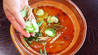 薬味のきゅうり、みょうが、大葉を入れている