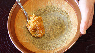 麦味噌を加えて混ぜ合わせている
