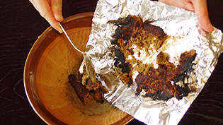 焼いた味噌をすり鉢に戻している
