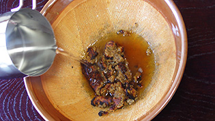 熱湯を入れて味噌を溶いている