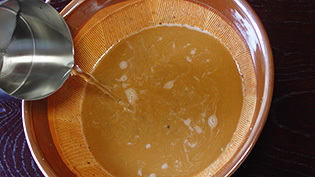 水を加えて溶きのばしている
