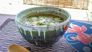 炊き立ての麦ご飯を器によそい、冷や汁をかけて完成