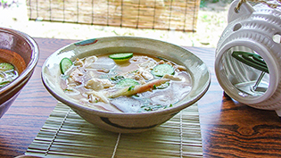 炊き立ての麦ご飯を器によそい、冷や汁をかけて完成
