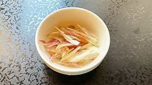 みょうがは縦半分に切って千切りにする