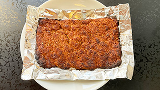 味噌大さじ2、白すりごま大さじ2、顆粒だし小さじ1を混ぜ合わせ、油を薄く塗ったアルミホイルの上に薄く塗りつけ、トースターで3〜4分、こんがりするまで焼く