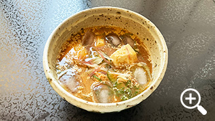 茶碗に温かいご飯を盛り、冷や汁をかけ、白煎りごまを振りかける