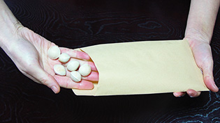 銀杏を封筒に入れて、600Wのレンジでポンとはじけるまで加熱する