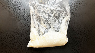 すりおろしたカブ、卵白、片栗粉を入れてよく混ぜ合わせた