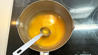 とろみあんを作っている