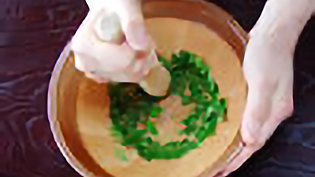 すり鉢に5と6を入れてすりつぶす