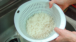 鶏もも肉の皮をはいでいる
