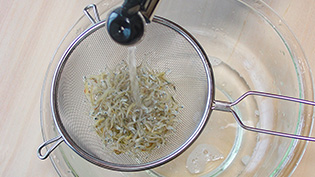 ちりめんじゃこは熱湯をかけて臭みを抜く