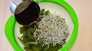 茎わかめ、水気を切ったちりめんじゃこをボウルに入れ【A】の調味料を加える