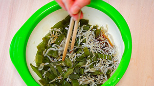 混ぜ合わせてから、しばらく置いて味をなじませる