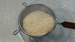 栗ご飯の作り方:お米を洗ってザルに上げ、30分置く