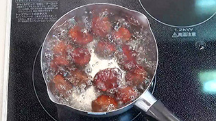熱湯で栗を1分煮て皮をむきやすくする