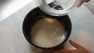 炊飯器は2合の目盛で水加減し、新米は控えめの水加減にする