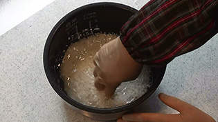 塩を加えて混ぜる