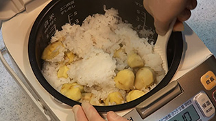 炊き上がったら10分蒸らし、しゃもじで切り返す
