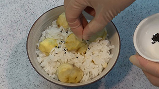 お茶碗に盛ってごま塩をふる