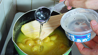 栗の甘露煮と水あめを加える
