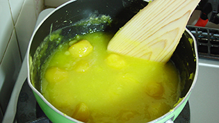 時々鍋を回しながら煮詰める