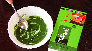 熱湯少々で抹茶を溶き、緑色にする