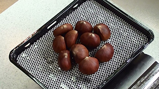 焼き網の真ん中に、切り込みを下にして栗を置く