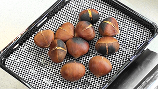 動画:魚焼き網で焼き栗を作る方法
