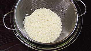 炊飯器で炊く栗赤飯の作り方:炊く30分前にもち米を洗ってザルに上げる