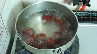 栗を熱湯で数分ゆでる