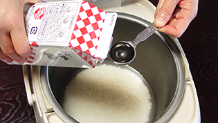 炊飯器の釜に洗ったもち米、酒、みりん、塩を入れる