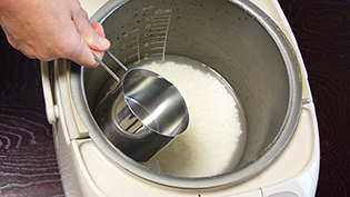 水を足しておこわの目盛まで水を加える