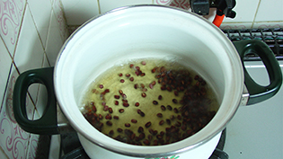 アク抜きのために小豆を5分煮る