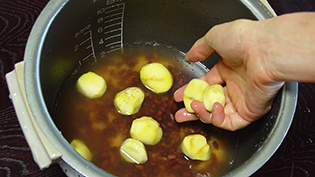 栗をのせて炊飯スイッチを押す