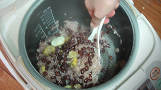 静かに混ぜ、茶碗によそい、ごま塩をふる