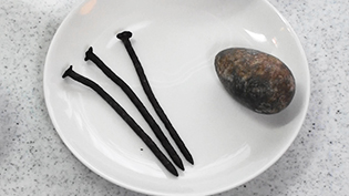 しわの寄らない黒豆の煮方:黒豆を黒く煮るために、錆びた釘か鉄玉子を準備する