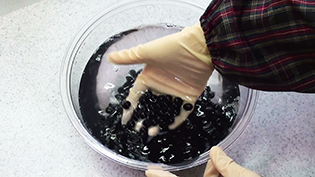 黒豆を優しく洗う