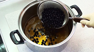 調味液に黒豆を入れる
