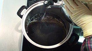 煮汁が少なくなったら熱湯を加える