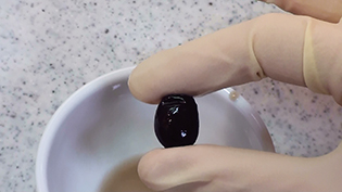 黒豆を指で簡単に潰せるくらいまで柔らかく煮る