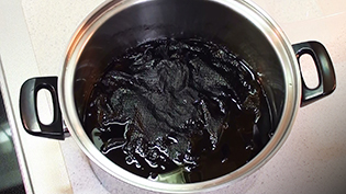 冷めるまで黒豆を煮汁につけておく