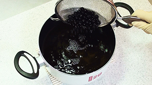 調味液に黒豆を入れる