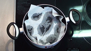 キッチンペーパーを豆にかぶせ、冷ます