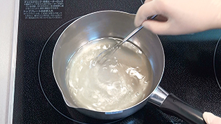 >【A】の合わせ酢を鍋に入れ、火にかけて混ぜながら溶かしている