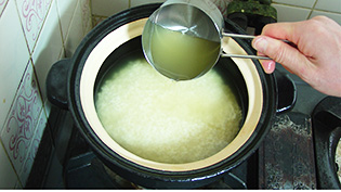 白米をいつも通りとぎ、(4)のだしを普通にセットして生姜を加えて炊飯する