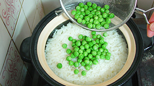 豆を炊いたご飯に加えている