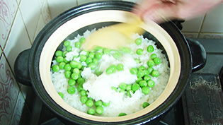 切るように軽く混ぜている