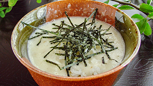 刻みねぎと刻み海苔を散らして、味噌味のとろろ飯の完成