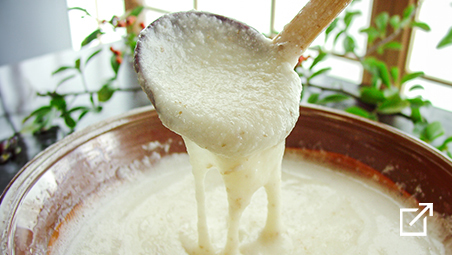 すり鉢ですりおろして作ったふわふわのとろろ汁(みそ味)